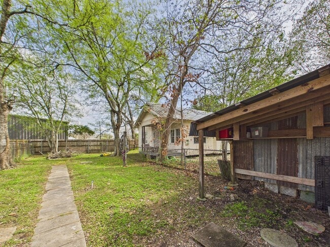 Building Photo - COMING SOON! 1 Bed, 1 Bath Cottage Near UL!