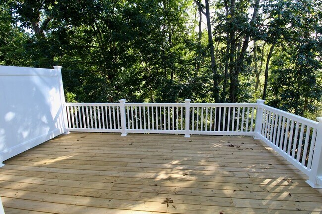 Building Photo - 3 level town home in popular Congers Creek...