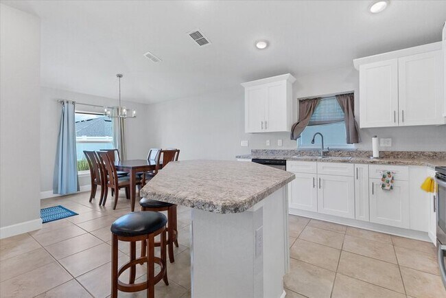 Building Photo - Welcome in to this beautiful Unfurnished -...