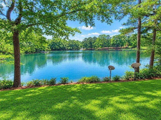Building Photo - 1664 Oakbrook Lake Dr NW