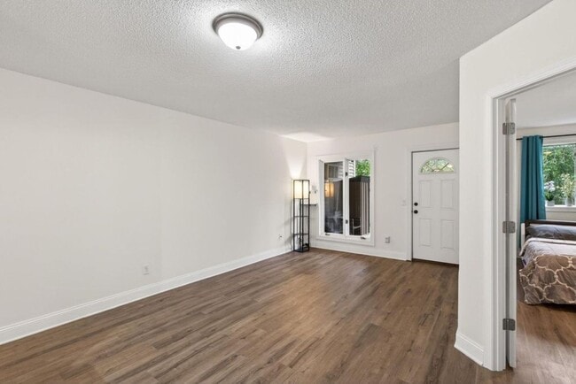 Building Photo - Newly Remodeled 2Bed 1Bath Townhome in Prior Lake!