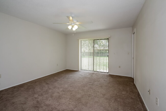 Building Photo - 8107 Woodlawn Cir S