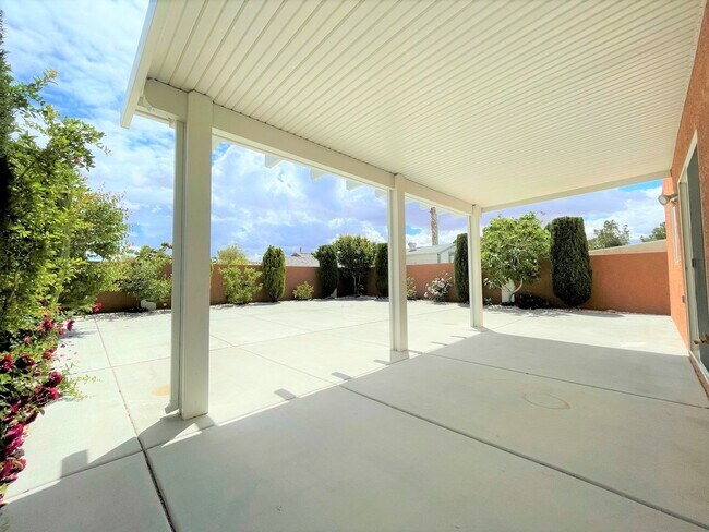 Building Photo - Two Oversized Rooms is what you looking for!