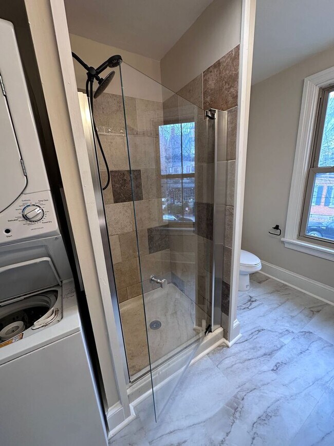 Building Photo - 134 King St