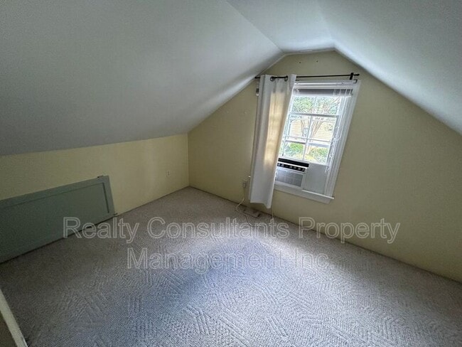 Building Photo - 2461 Lyndhurst Ave