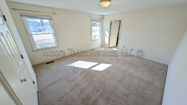 Building Photo - 2/2 & Office - Spacious Duplex