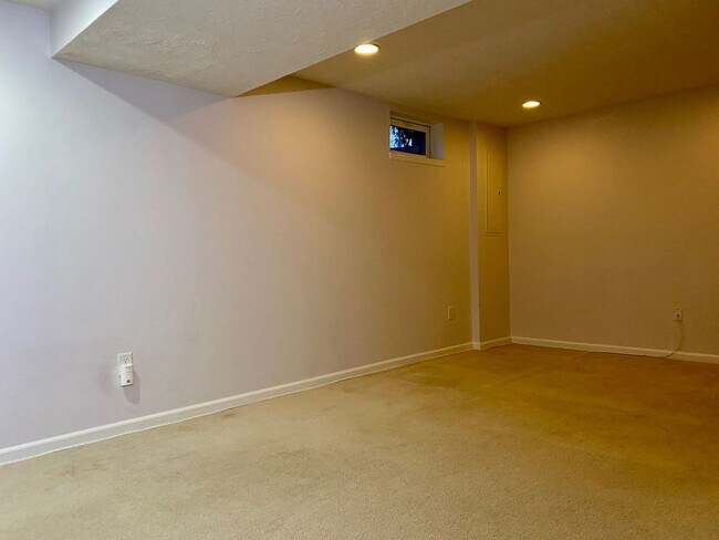 Building Photo - Charming 4 Bedroom/2.5 Bathroom in White M...