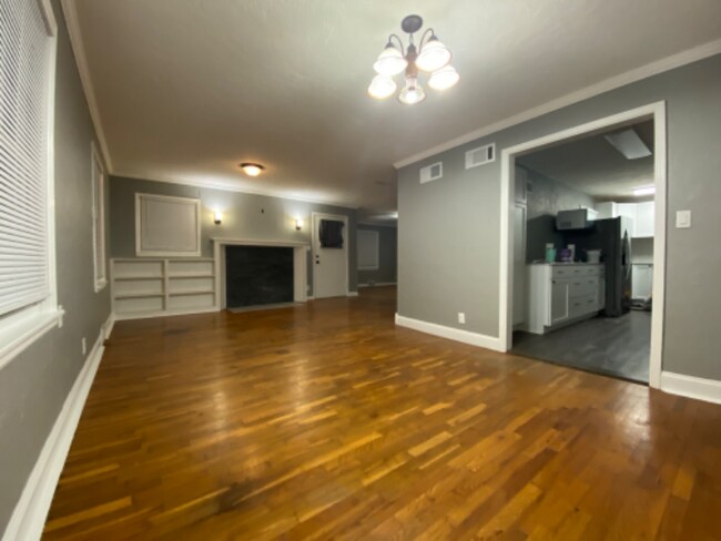 Building Photo - 500 E Seminole St