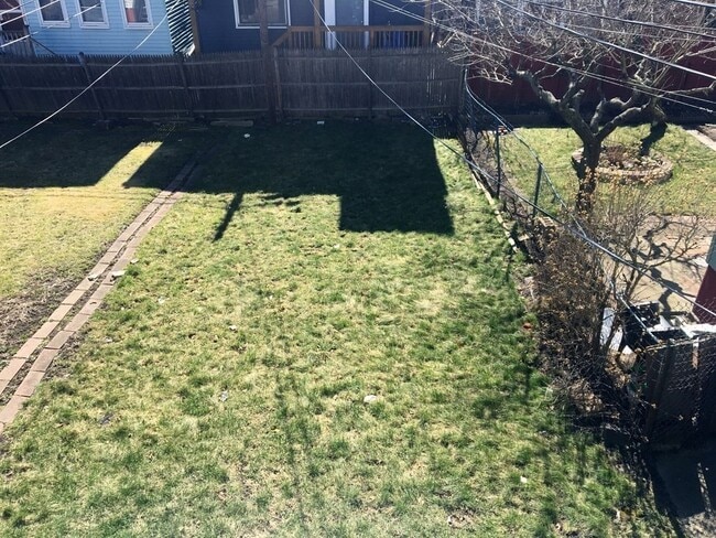 Building Photo - 643 Saratoga St