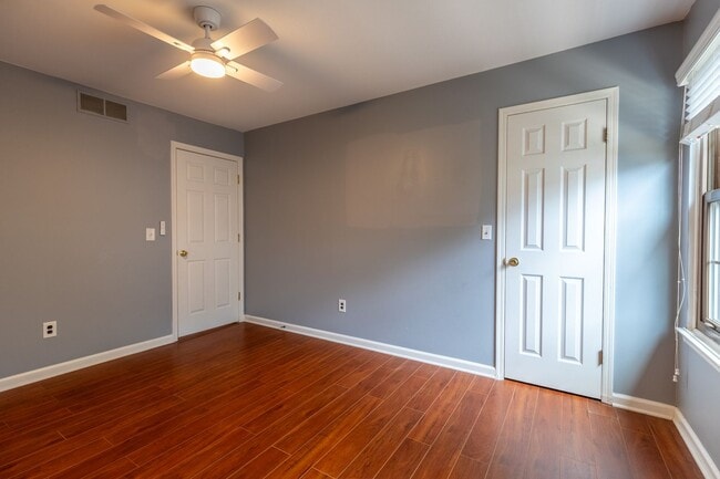 Building Photo - 2 bed 2.5 bath
