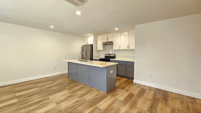 Building Photo - 326 E 73rd St