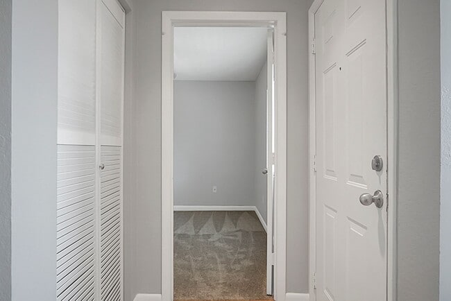 Building Photo - Renovated Condo located in heart of Mt Pleasant, near Ravenel Bridge and Waterfront Park