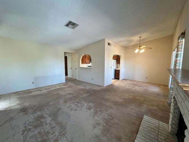 Building Photo - 2 bedroom condo near UNLV