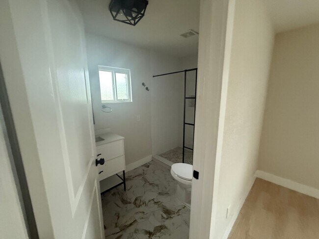 Building Photo - Lovely Denver Heights 3 Bed Home
