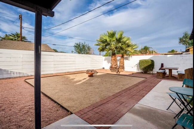 Building Photo - 1802 E Cypress St