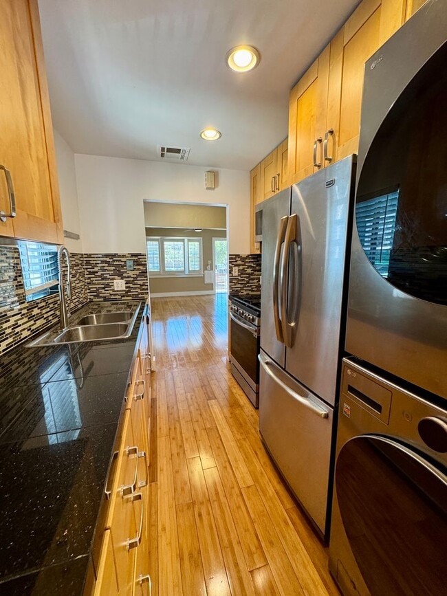 Building Photo - Charming Upgraded 2 Bedroom Cottage w/Cent...
