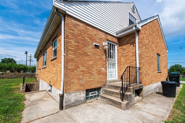 Building Photo - WESTWOOD-4 BEDROOM 2 BATH WITH OPEN FLOOR ...