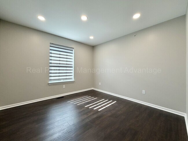 Building Photo - Rare Corner Upper Condo with Vaulted Ceilings, Private Balcony and 2 Car Garage - Right Across fr...