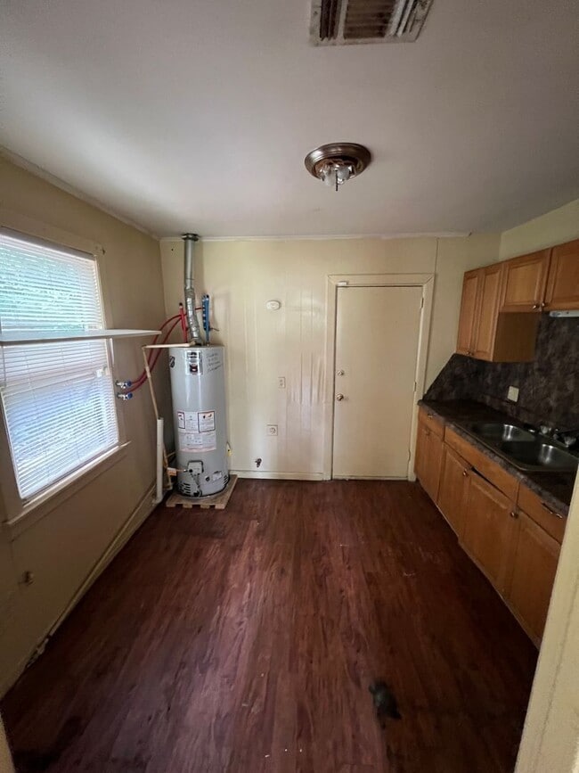 Building Photo - 1830 Lyons St