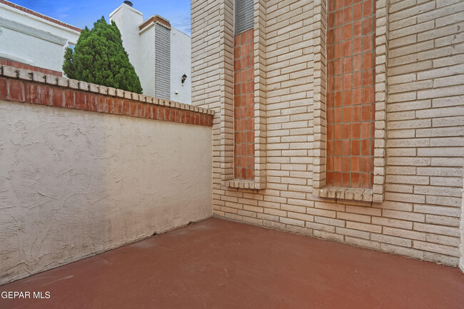Building Photo - 6201 Escondido Dr