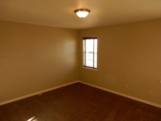 Building Photo - 2 Bedroom 1.5 bath Townhome $300 off 1st Month Special