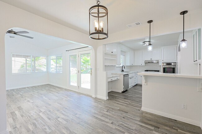 Building Photo - Spacious 5-Bedroom, 3-Bath Home – Convenie...