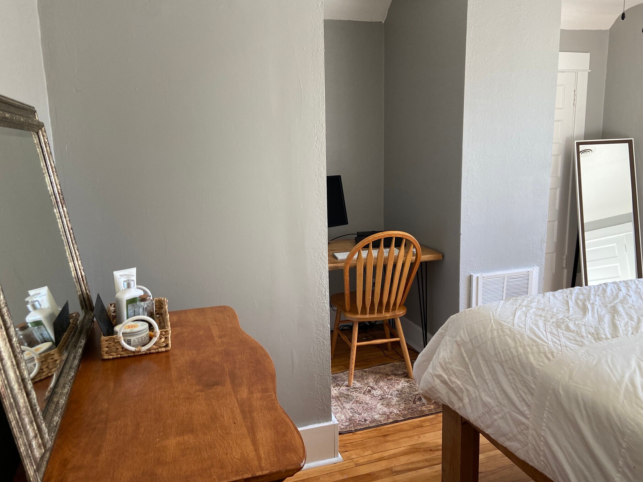 Small alcove makes for a perfect work space. - 479 Michigan St.
