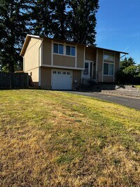 Building Photo - Quiet 3 bedroom, 1.5 bath and 1 car garage...