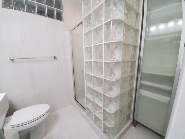 Building Photo - Stunning Pool Home in Sapphire Shores – West of the Trail Near the Ringling Museum