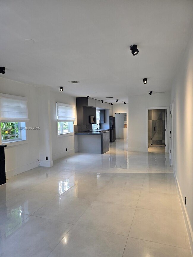 Building Photo - 1033 Tyler St