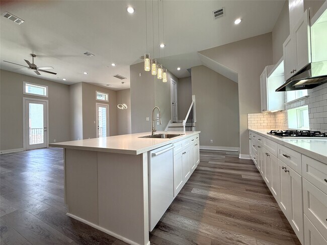 Building Photo - 2123 Bidwell Dr