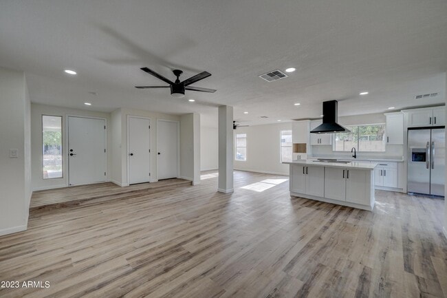 Building Photo - 7113 W Sunnyside Dr