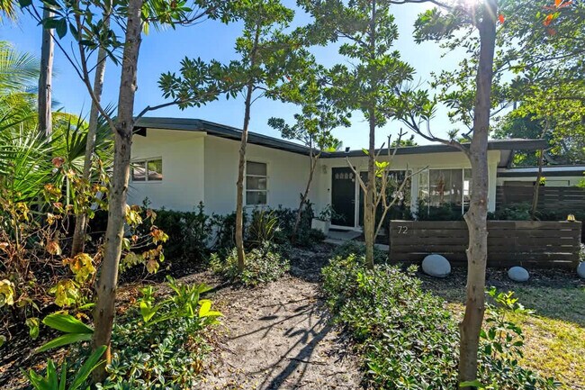 Building Photo - 714 NE 17th Ct