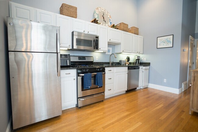 Building Photo - 352 W 3rd St