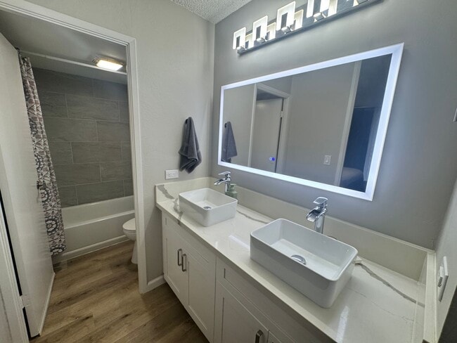 Building Photo - 1 bedroom, 1 bath near Pearlridge Shopping...