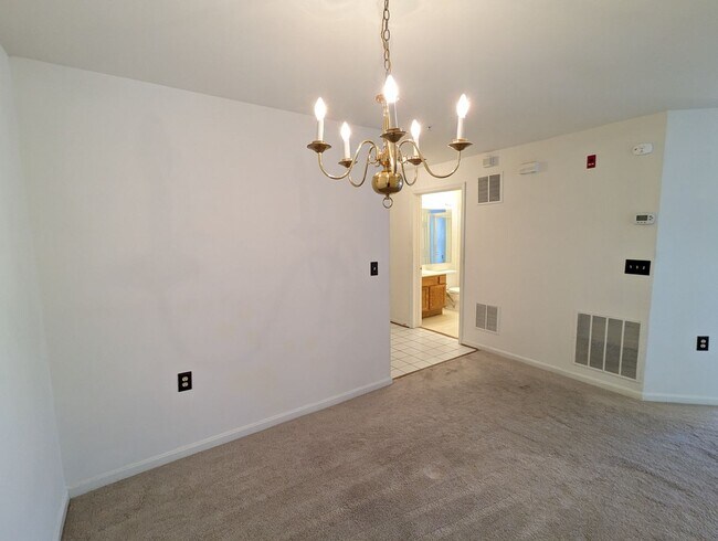 Building Photo - Beautifully maintained ground level condo in Germantown ready by mid April!