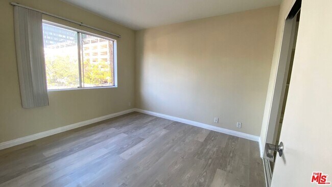 Building Photo - 701 S Kingsley Dr
