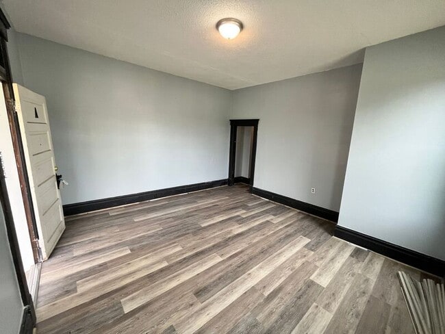 Building Photo - 1600 E 12th St