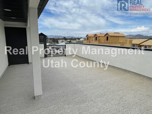 Building Photo - Half Off First Months Rent! 4 bedroom Town...