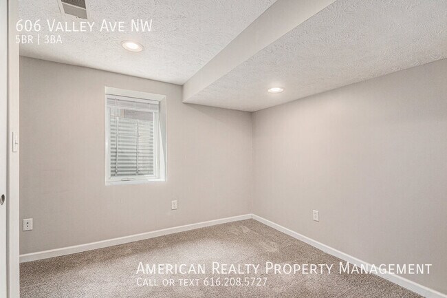 Building Photo - 606 Valley Ave NW