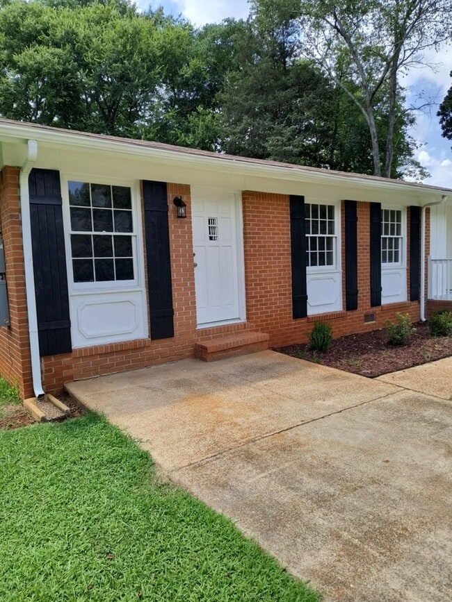 Building Photo - Fully Renovated 3 Bedroom, 2 Bath Home