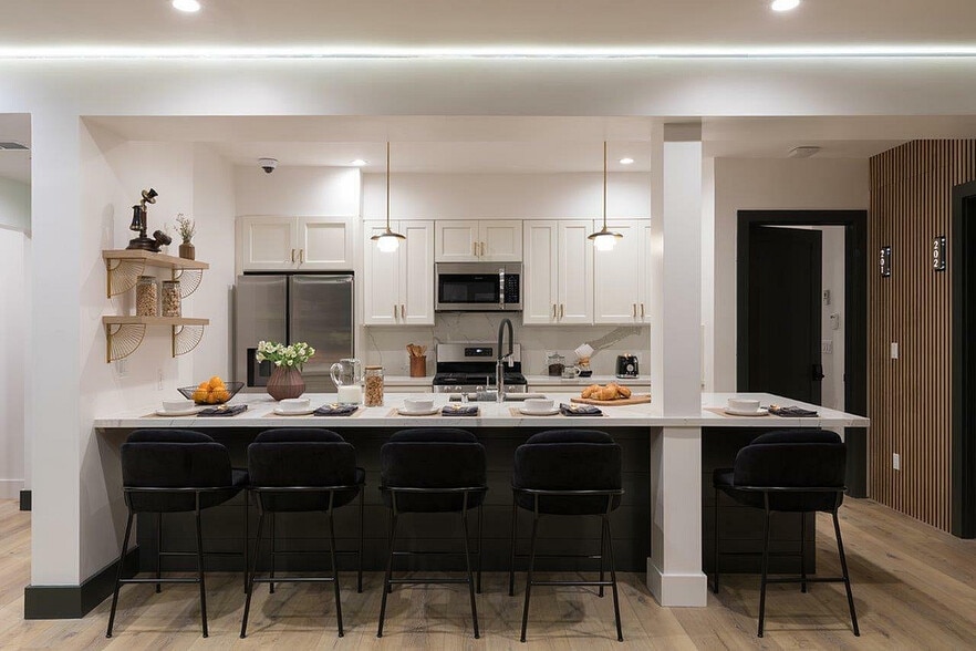 Newly renovated kitchen with a modern touch - 2225 Hearst