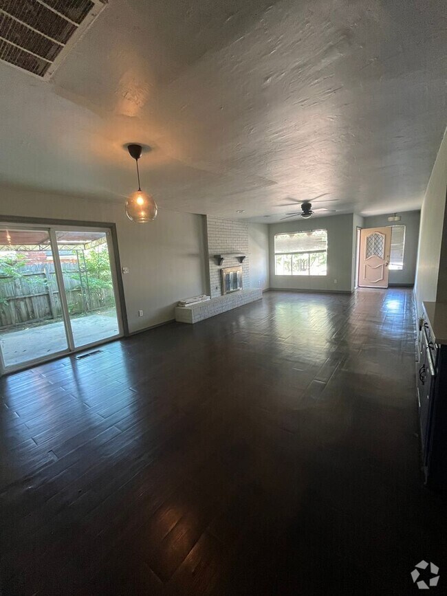 Building Photo - 2 Bedroom Duplex NW OKC