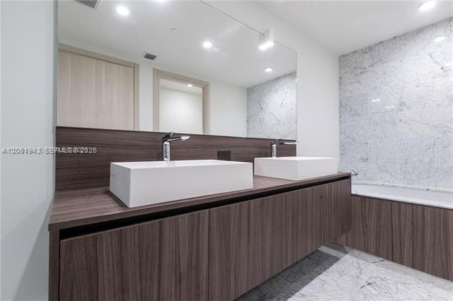 Building Photo - 1000 Brickell Plz