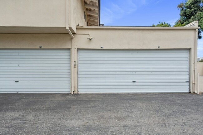 Building Photo - 3205 Merrill Dr