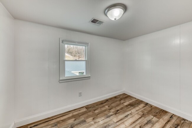 Building Photo - 5 Bedroom / 3.5 Bath Home Blountville, TN