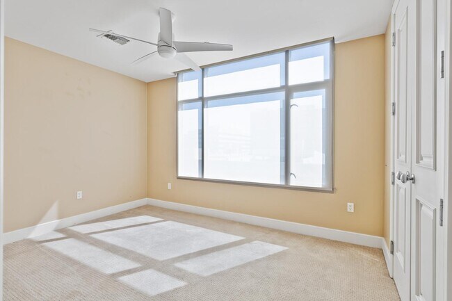 Building Photo - 2211 E Camelback Rd