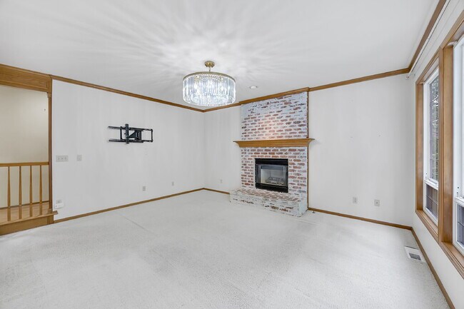 Building Photo - Welcome to your new home, located in Deer Creek, where pets are welcome.