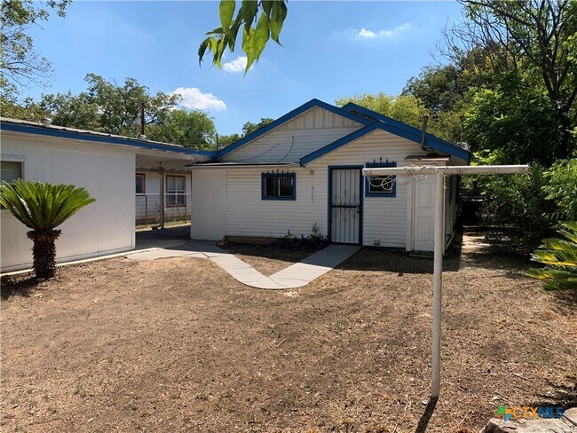 Building Photo - 903 Recio St