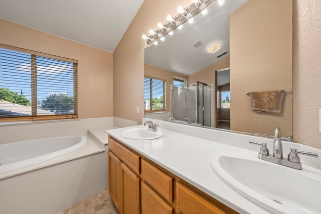 Building Photo - Spacious 4 Bedroom, 2.5 Bath Home in Sacra...
